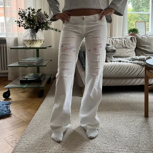 Jeans!  - Så snygga och coola jeans!! MIDJEMÅTT:82cm INNERBENSLÄNGDEN:83cm