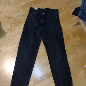 Svarta Jeans loose fit - Säljer svarta jeans från hm midja 29 längd 32. De är loose fit och kostar 400 ny pris och de är mycket gott skick.