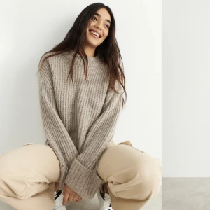 stickad tröja - Oanvänd stickad tröja (prislapp kvar) från Gina Tricot. ”Clara knitted sweater” nypris 359kr säljer för 180kr. Tröjan sticks inte!!!! Köp via ”köp nu”🩷