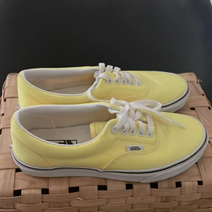 Gula vans  - Ett par nästintill oanvända vans. Använda två gånger på sommaren, säljer pga har ett flertal andra och just dessa hamnade lite i skymundan. Nypris: 800:- Gamal variant som ej går att köpa längre💕