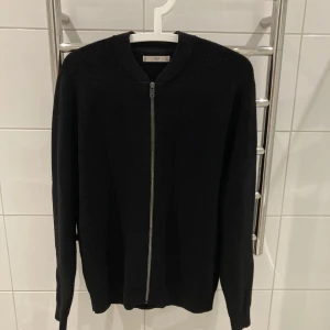 Zip mango - Skön zip tröja från mango, använder inte längre. 