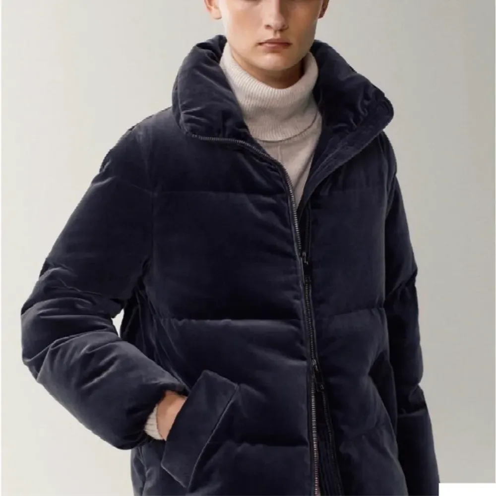 Säljer denna jacka från massimodutti. Den är i bra skick och perfekt som höst & vinterjacka!. Jackor.