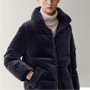 Säljer denna jacka från massimodutti. Den är i bra skick och perfekt som höst & vinterjacka!