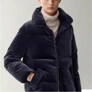 Säljer denna jacka från massimodutti. Den är i bra skick och perfekt som höst & vinterjacka!