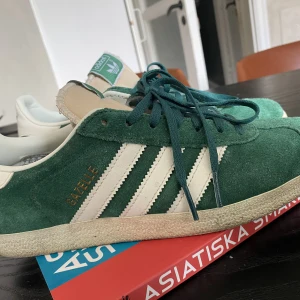 Adidas Gazelle - Gröna Adidas Gazelle.  Sparsamt använda, riktigt snygga till jeans och kostymbyxor. Perfekt höstsko