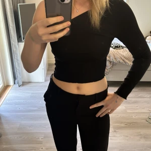 Tröja  - Svart one shoulder top