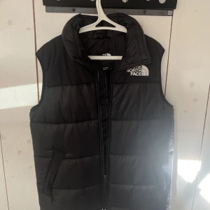 The North Face Pufferväst - North face pufferväst i storlek S men passar S/M. Köpt på zalando för 2.8 förra året och knappt använd 😃
