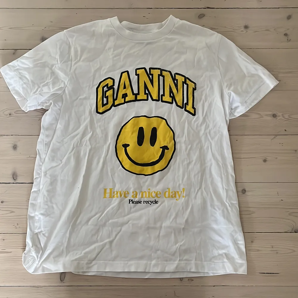 Super fin ganni t-Shirt i gul! Tröjan är i super bra skick och är knappt använd.  Nypris:900kr. T-shirts.