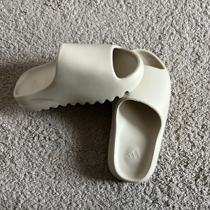 Yeezy slides - Helt nya så bra skick har inte låda dock. Pris kan diskuteras.