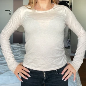 Tröja  - Jag säljer denna sköna basis tröjan då jag redan har en sån och känner att jag bara behöver en. ❤️ (tröjan är ljus ljus rosa)😘