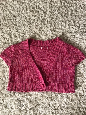 Kofta  - En fantastisk liten kofta för tråkiga toppar eller linnen som man vill pippa upp lite. Har en fantastisk kvalitet och inga fläckar. Passar personer med storlekarna mellan S-M. Säljer på grund av rensning av garderob. 