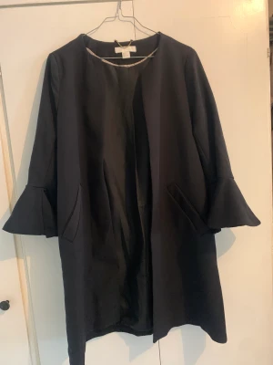 Kappa volangärm - Kappa med volangärm. Använd någon enstaka gång endast. Storlek 38 