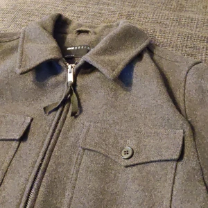 Svart jacka/kappa - Skit fin jacka/kappa från asos (blir inte så bra på bild). Storlek S och är i bra skick.   Nypris 600-700kr  Pris kan diskuteras 