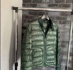 Moncler jacka till salu skriv privat för mer information 