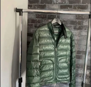 Moncler jacka  - Moncler jacka till salu skriv privat för mer information 