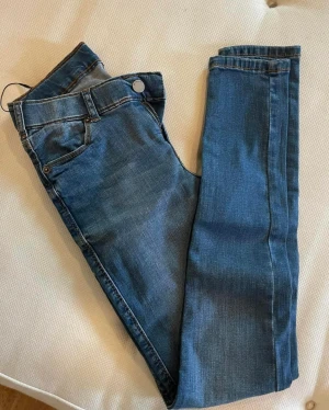 Dr. denim jeans.  - Oanvänd Dr. denimjeans storlek small. nypris 499