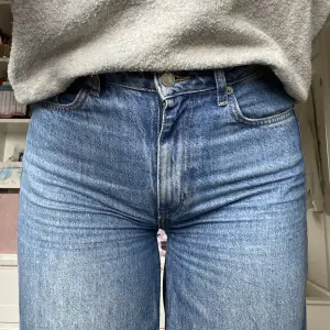 Vida jeans i modellen Boulevard från Lager 157 med hål på knäna.