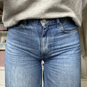 Jeans vida - Vida jeans i modellen Boulevard från Lager 157 med hål på knäna.