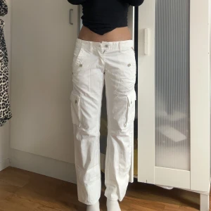 Diesel jeans - Köpt secondhand men aldrig använt de, korta på mig som är 167 cm, samt tajta vid höfterna (höfter: 80 cm) och de har en fläck fast den går nog bort har ba aldrig testat ! Vid fler frågor hör av er!❤️Kan sänka pris vid snabb affär