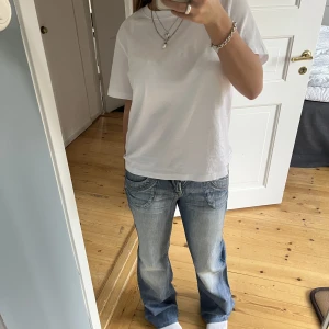 Lågmidjade jeans - Lågmidjade jeans i fin tvätt och snygga fickor köpta här på Plick. Midjemått rakt över: 39 innerbensläng: 80