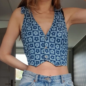 Blommig Jeans Väst - Super snygg 70-tals väst som inte längre passar mig. Är från H&M men kommer lätt att sakna den. Säljs ddn inte här och får ett nytt liv hos någon annan så sys den nog in för att passa mig bättre själv! Har du frågor så är det bara att skriva 💕