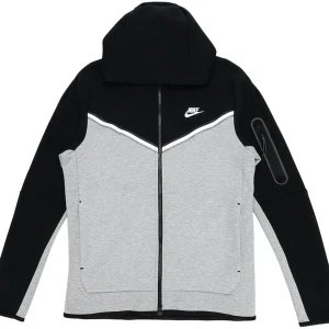 Nike tech fleece  - Koftan är i kill modell och jag säljer den pågrund av att jag inte använder den längre. (Skriv om du har frågor kan också skicka bilder på den)