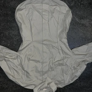 H&M - skjorta - Perfekt skick. Aldrig använd. Stl 34