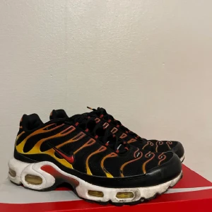 Nike air max plus - Hej säljer mina fetta nike air max plus för dom är för små för mig nu och dom ör lite slitna det är därför jag säljer dom för lågt pris