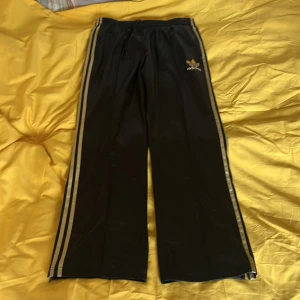 Adidas trackpants  - Svarta Adidasbyxor (Chile 63) som sitter rätt oversized. 