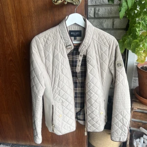 Hollies jacka  - Beige Hollies jacka i storlek 38. Knappt använd så  den är som ny därav priset🌸