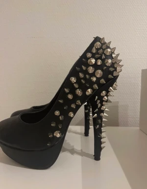 Klackskor med nitar  - Sjukt coola klackskor. Hade gärna behållt men alldeles för små för mig 