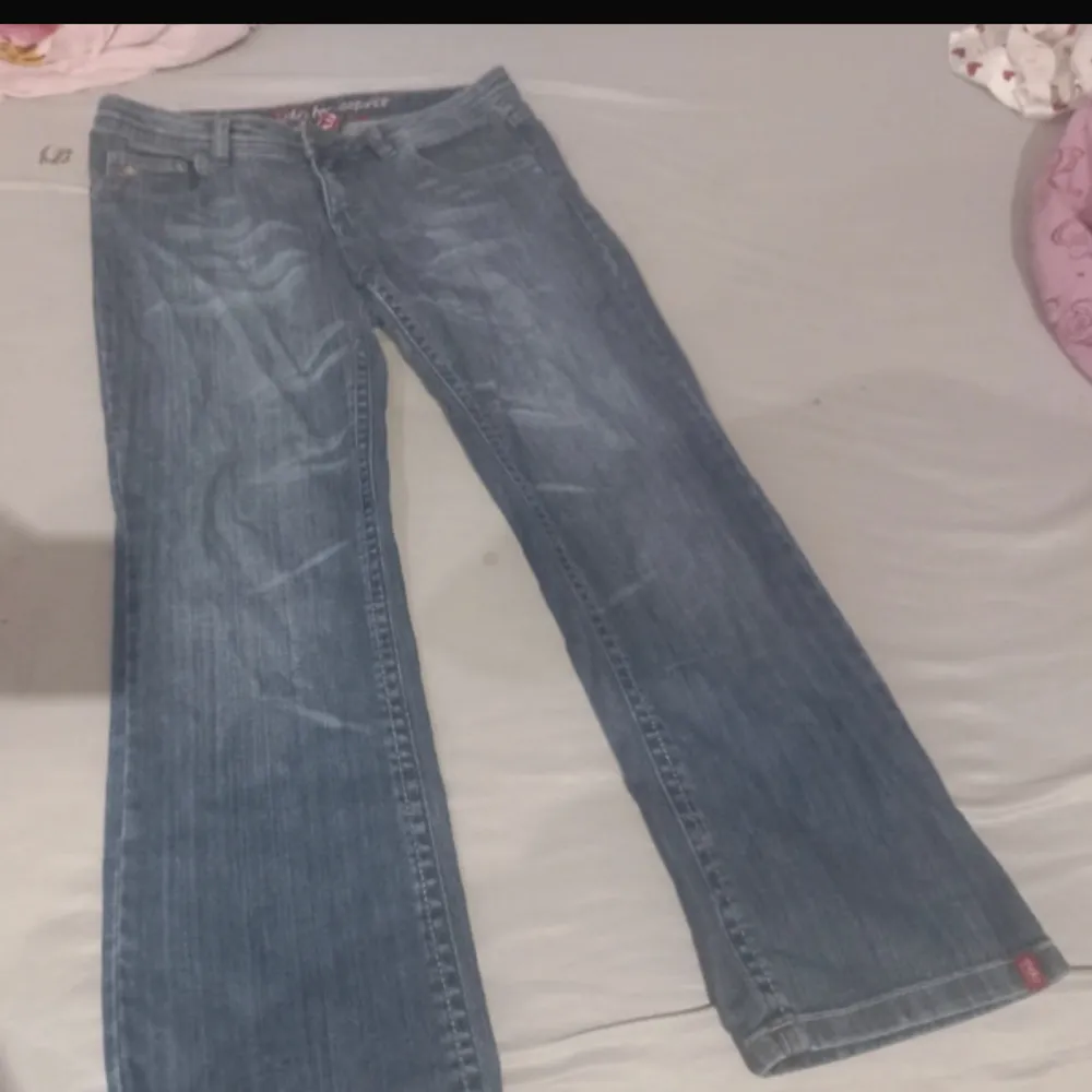 Super snygga jeans!! Säljer pga för små på mig!! Bilder är lånade från förra ägaren. Helt oanvända av mig!!💕💕 pris inkl frakt, pris kan diskuteras vid snabb affär🚨. Jeans & Byxor.