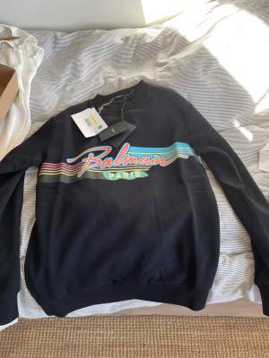 Helt ny Balmain sweatshirt med tags, stolen S, säljs för 2300kr, nypris 7000kr. 