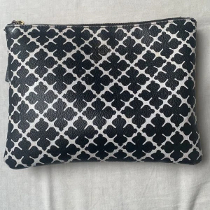 By malene birger väska - Säljer denna lilla väskan som är använd, inga axelband. (Insidan är fläckig!). Skick 7/10