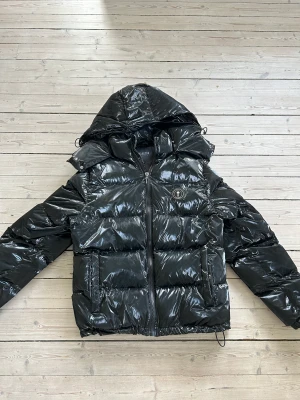 Trapstar Irongate Jacka - Knappt använd, som helt ny👍 ✅100% autentisk✅ tags och kvitto finns✅ 🚚fraktar samma dag🚚 Storlek M, passar S-M