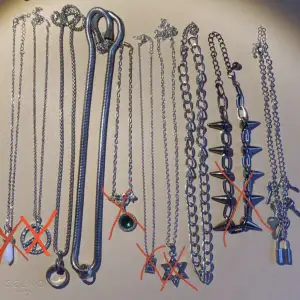 Massor av halsband till salu! ❤️ett för 10kr, tre för 25kr och alla 10 för 90kr 🫶de kryssade är sålda ❗️ dm:a mig vilken/vilka du vill ha eller om fler bilder på ett specifikt halsband 🥰 