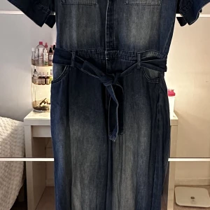 Jumpsuit - Jag vill sälja min jumpsuit väldigt ny men den passar inte för mig 