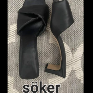 Söker hm sandal 37 - Söker denna sandal som såldes på hm i sommras. Endast svarta och i strl 37
