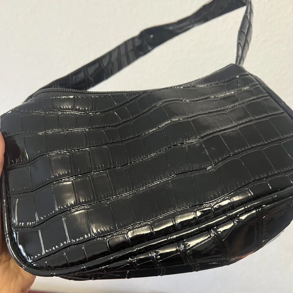 Liten handväska, läder imitation (fake skinn) ej använd. Väskor.