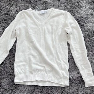 Vit stickad tröja  - Stickad tröja från vero Moda, fint skick, passar mig som vanligtvis har S  