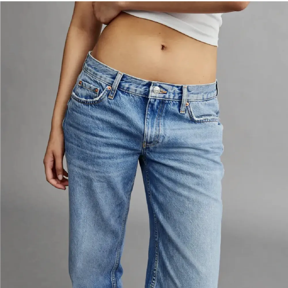 Säljer nu dessa sparsamt använda low waist straight jeansen! Inga synliga tecken på att dom använts. Säljer pga att dom inte kommer till användning. Skriv gärna för mer frågor eller bilder❤️. Jeans & Byxor.