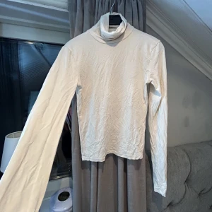 Tajt topp S - Storlek S Gina tricot använt 1 ggn  Köptes i februari Vitbeige  