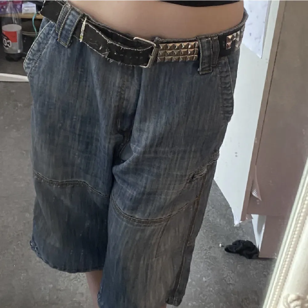 assnygga väldigt baggy jeans shorts/jorts !!! jag vet ej om det är herr eller dam, men tror att det funkar till båda då som är såpass stora🕺🏼 bra skick 🫶. Shorts.