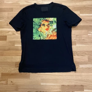 Limitato T-shirt  - Säljer en limitato T-shirt, köpt på NK, box tillkommer vid köp. Skick 9/10