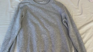 Grå sweatshirt från kappahl strl 140 - Det är i bra skick och är i storlek 140. Jag änvänder den inte längre för den är lite för liten, kontakta för prisförslag om du är intresserad!🤍