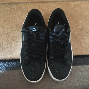 Puma skor - Säljer nu mina fina skor då dom inte kommer till användning och aldrig gjort, jättefina och sköna men har aldrig varit riktigt min stil