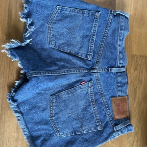 Jeans shorts från Levis  - säljer pågrund av att de är för små. vet ej vad som hände med färgen på andra bilden men färgen ser ut som på första bilden. använd fåtal gånger. kom privat vid frågor <3