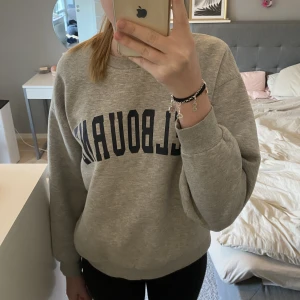 Sweatshirt  - Säljer denna sweatshirten från Gina tricot. Den är grå med mörk blå text. Säljer för att den inte kommer till användning. 