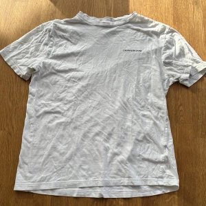 Märkes T-Shirts - Bild 1 Calvin Klein Jeans, storlek S, Skick 7/10 Bild 2 Calvin Klein Jeans storlek S, Skick 7/10 Bild 3 Levis, storlek M, Skick 10/10 Alla tre för 129 pris kan diskuteras 