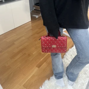 Väska   - Så söt röd väska som passar till nästan allt, minns tyvärr inte vart den är köpt💙har endast använts 1 gång, bra skick! 100kr + frakt 